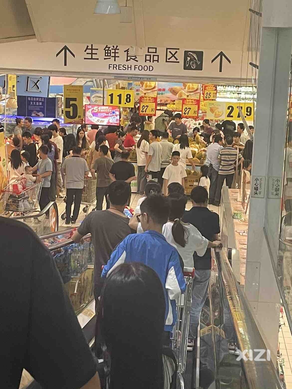 大润发卖榴莲27.9元，晚上更便宜