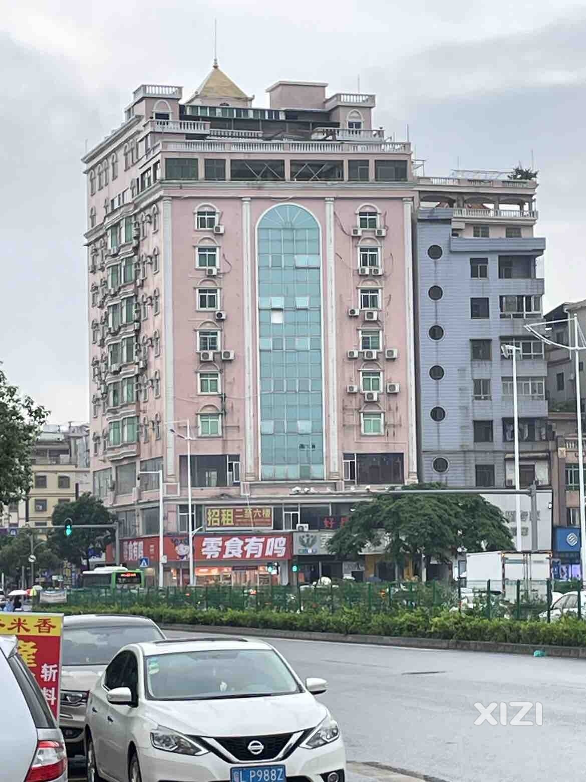 这栋楼歪的，是错觉吗？
