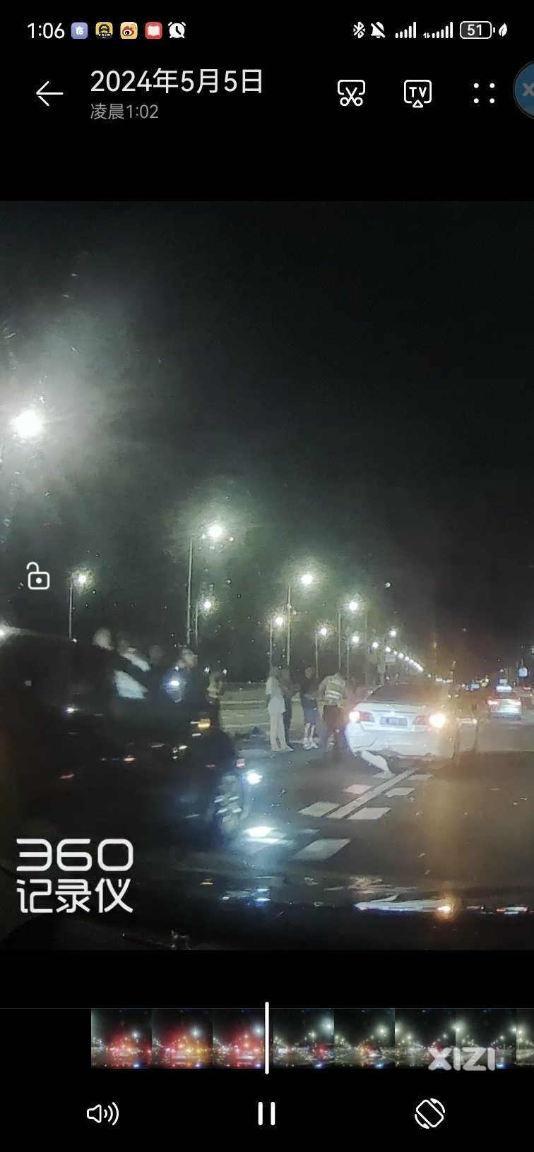 金山大桥同时发生两起交通事故，护栏横飞，行驶该路段请注意安全。