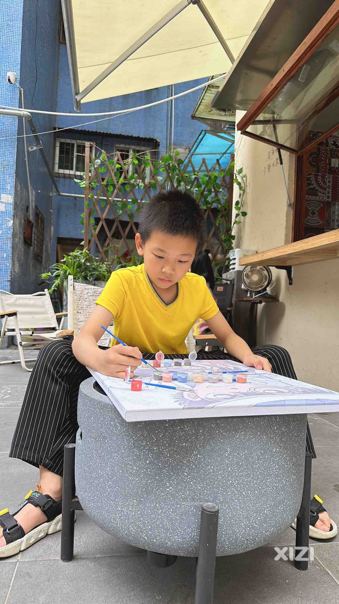 假期很短快乐很长.来志明咖啡打卡，带小孩过来.各玩各的