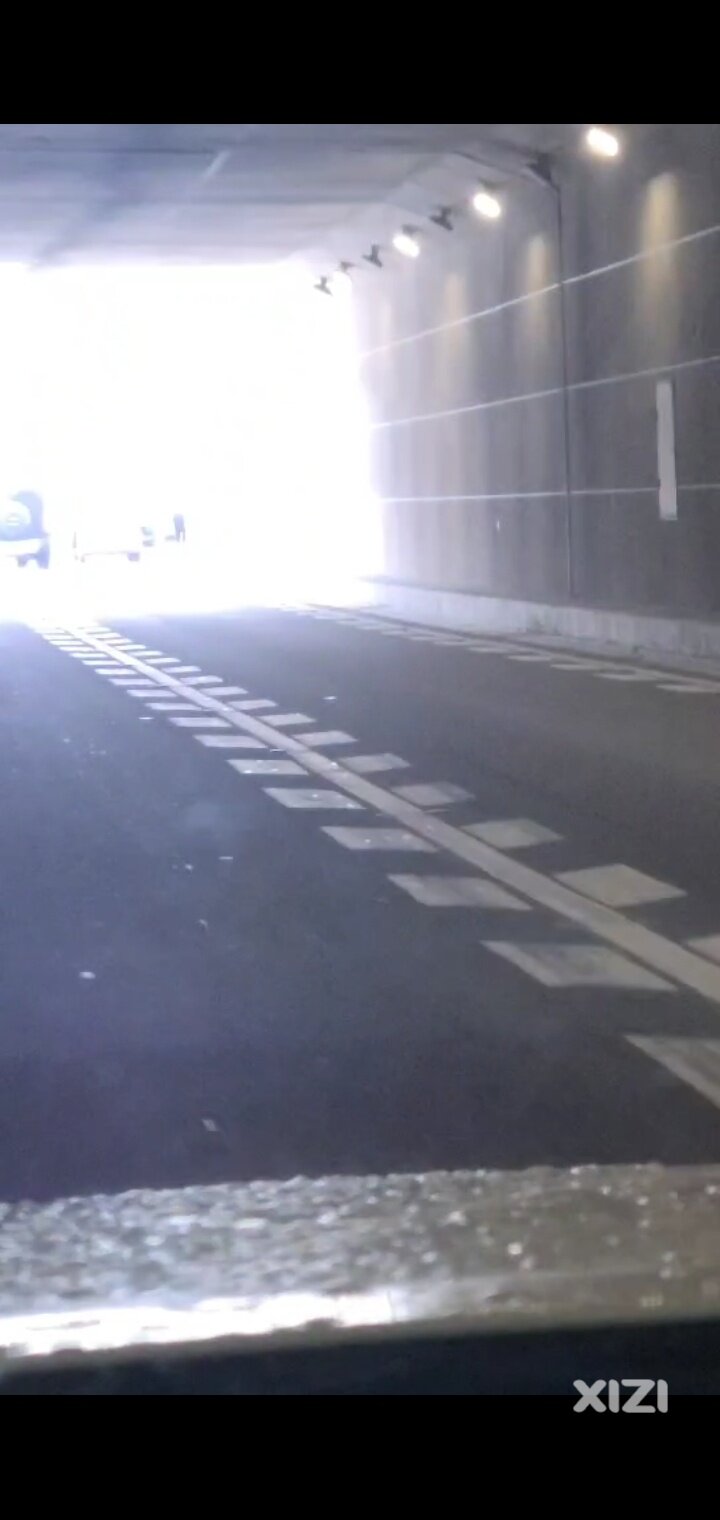 某部门工作人员私家车多次违规停车在隧道出口