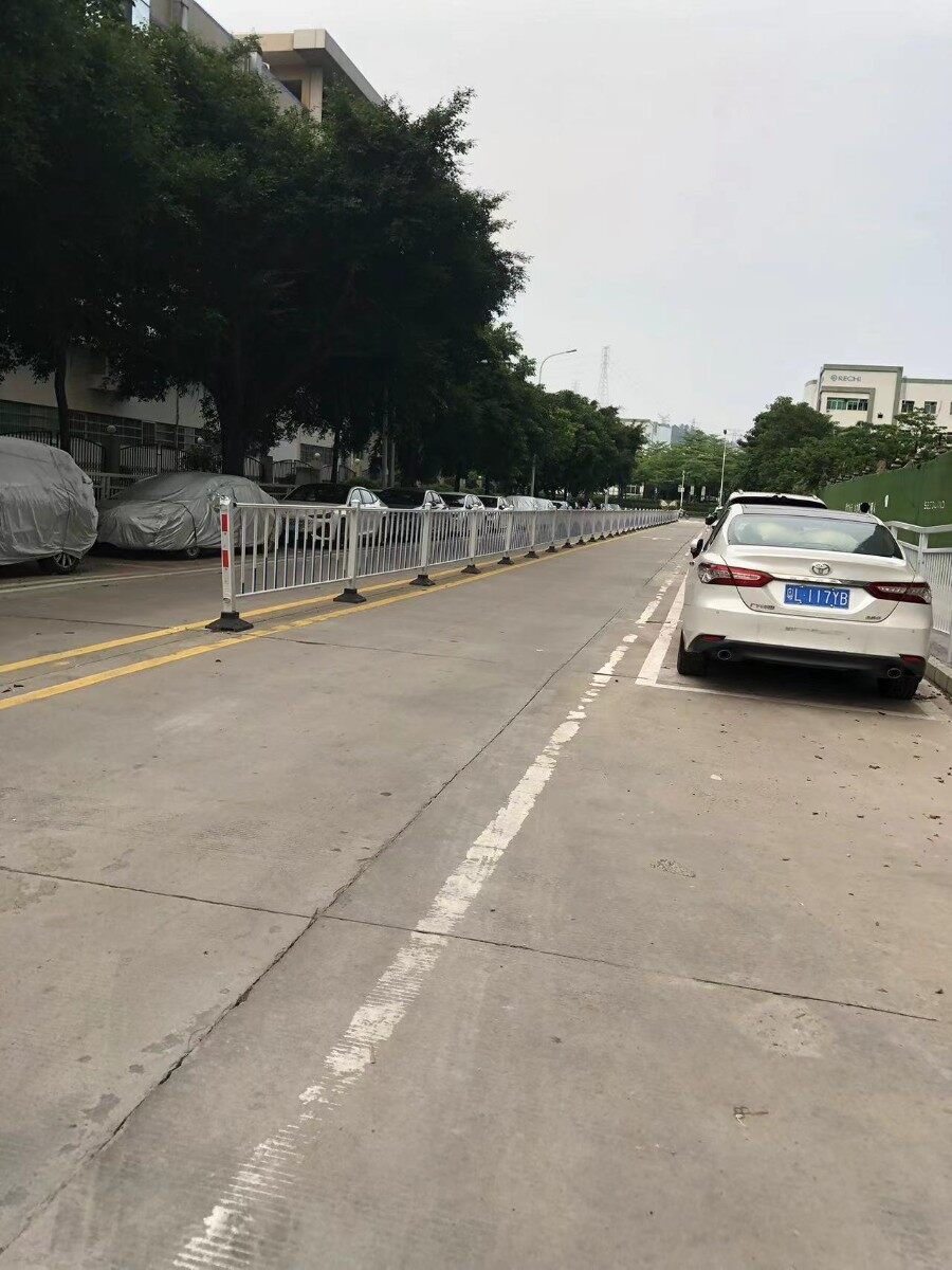 仲恺金岭路违规设置交通隔离栏