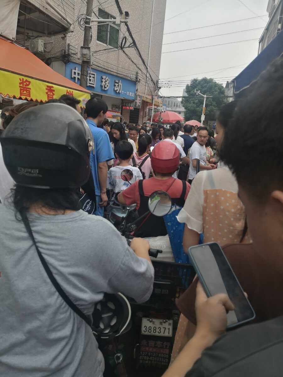 今天菜市场人挤人，周末+洋节日就是不一样