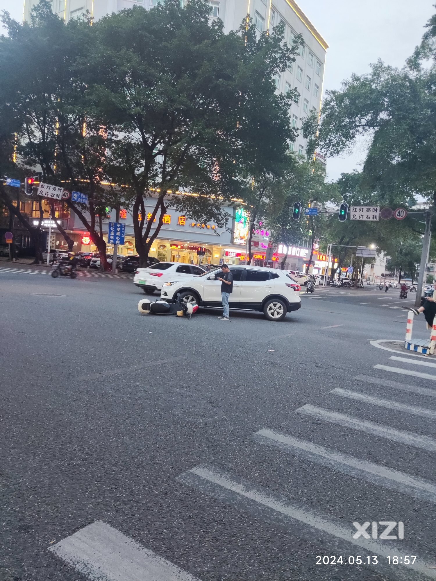 麦地南路与麦兴路路口发生事故
