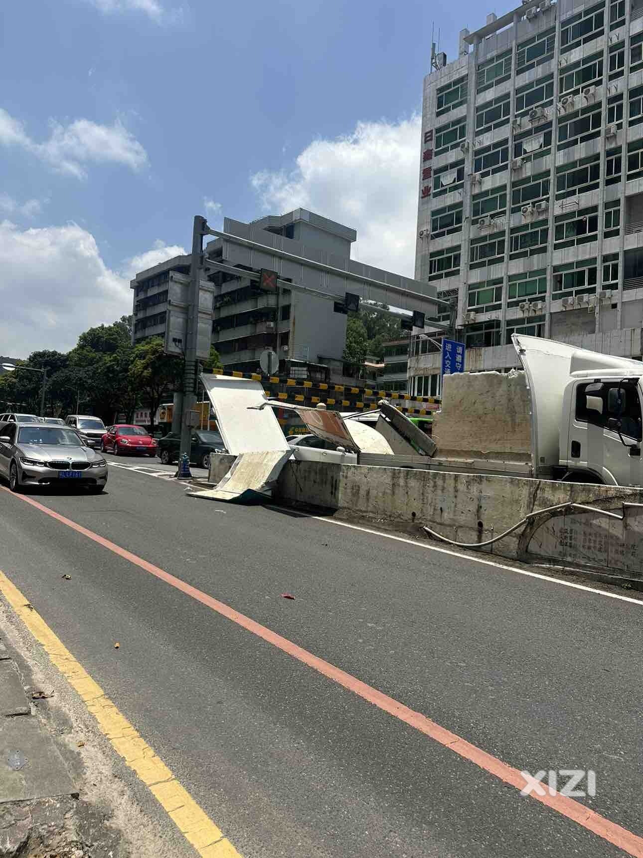 上排沃尔玛立交桥，车辆撞限高架