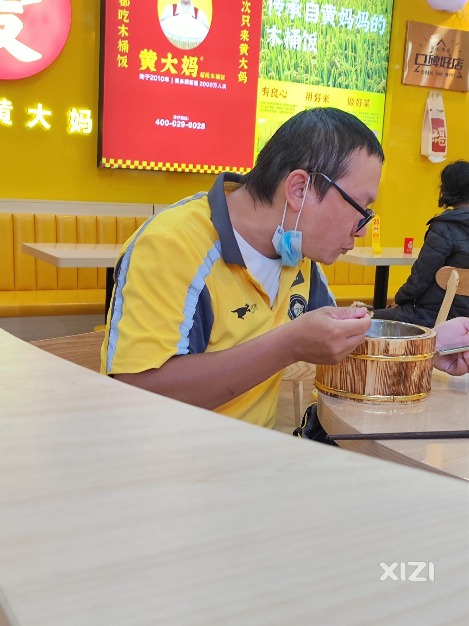 美团小哥自己在餐馆吃饭