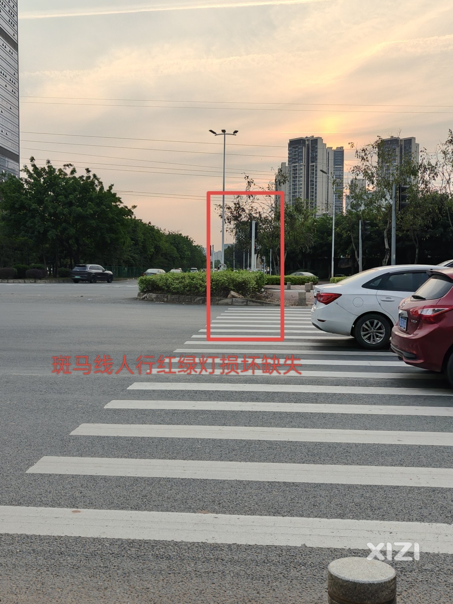 惠澳大道与四环路交叉口人行红绿灯坏了一个多月