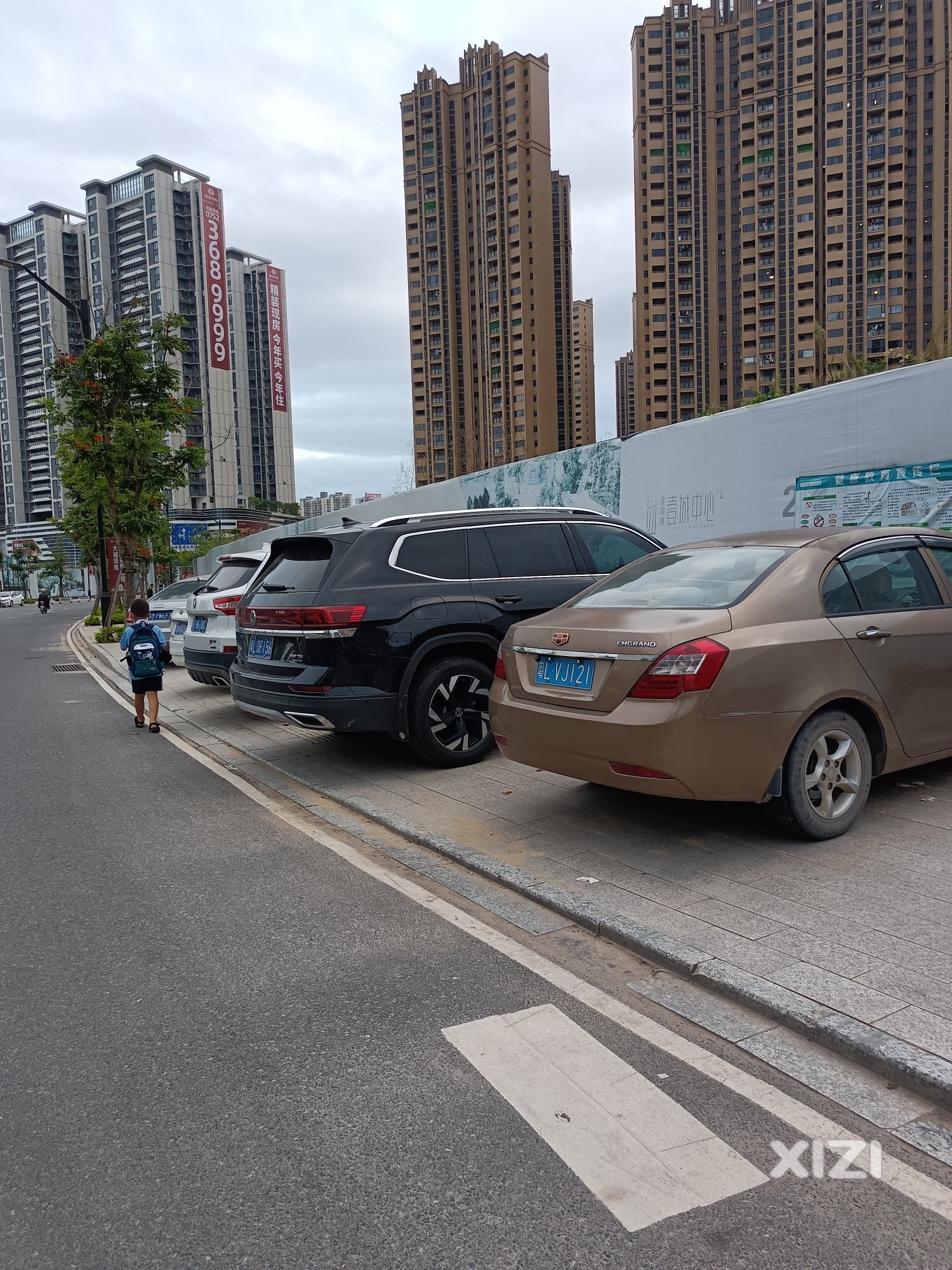 五一东路小车占用人行