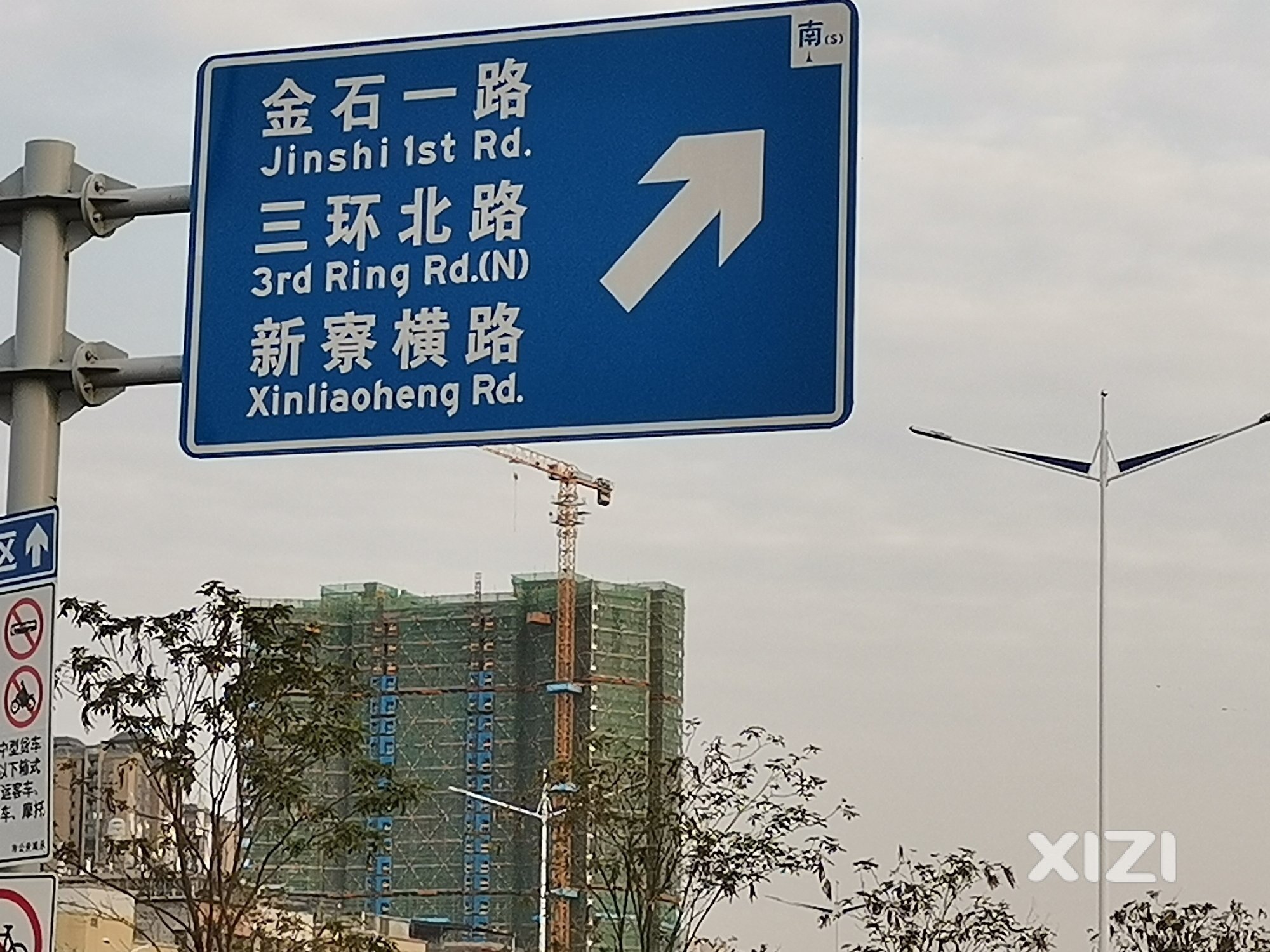 这块交通指示牌错了