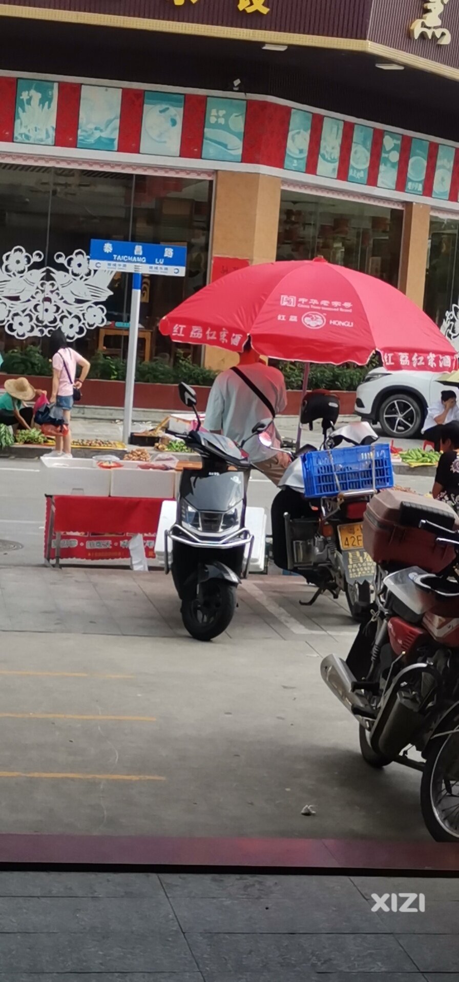 非法经营，霸占道路，影响交通，存在安全隐患