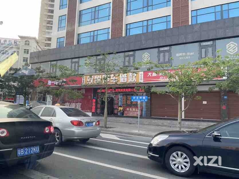 惠阳万顺路口这两个牌子方向是不是装反了？