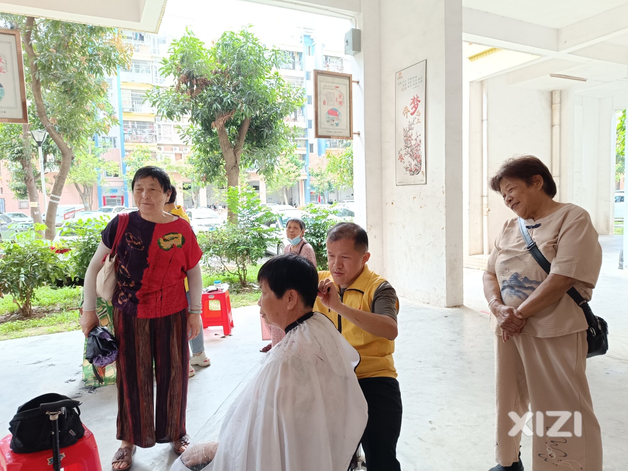 谭公堂公益进社区 尊老爱幼献真情