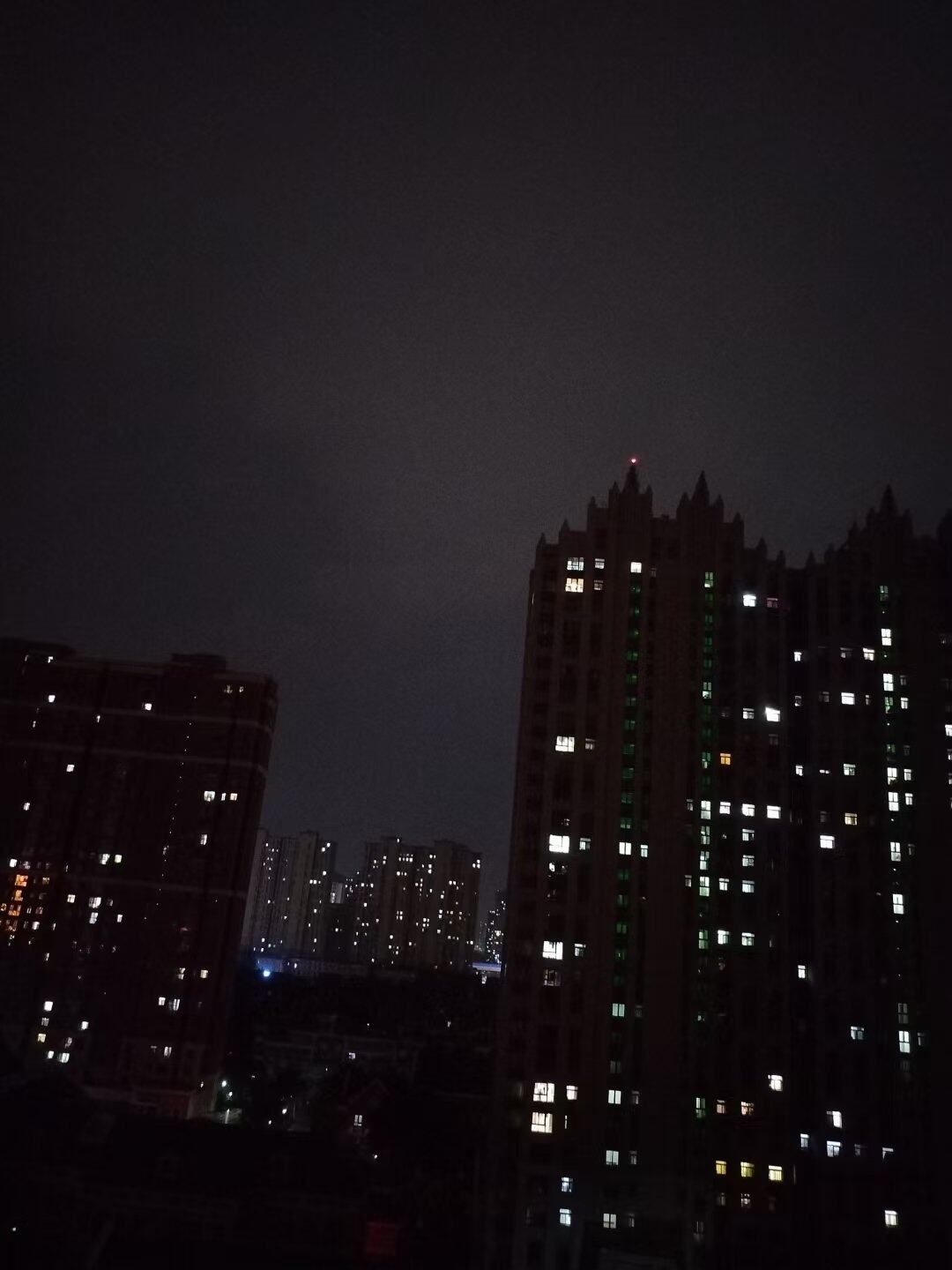 电闪雷鸣风雨交加的夜