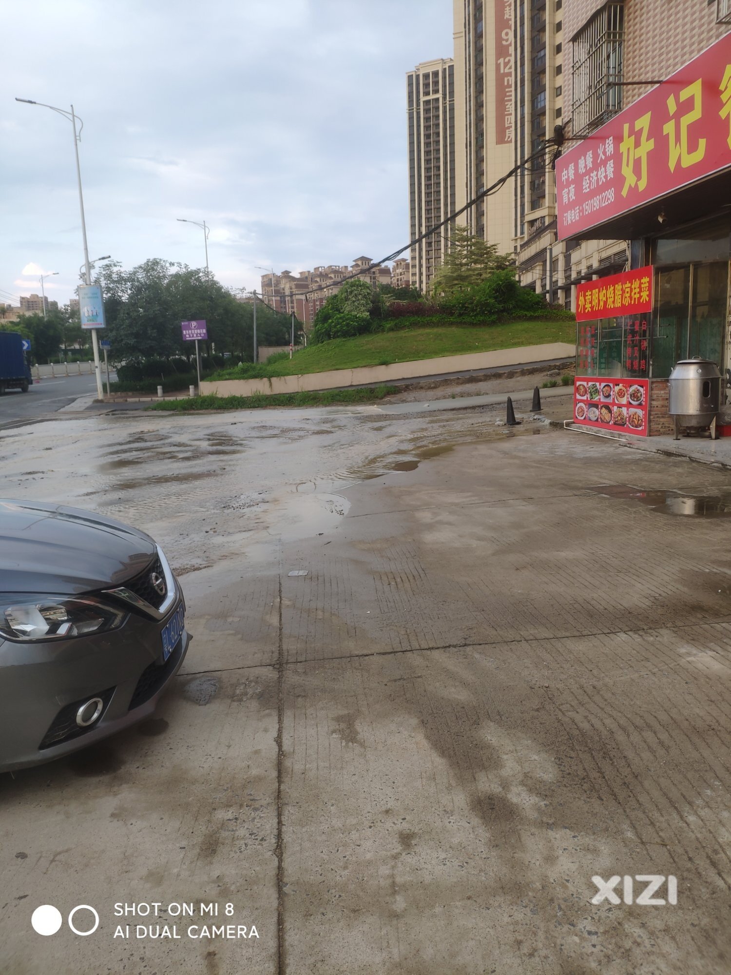 雨停了马路还像小河