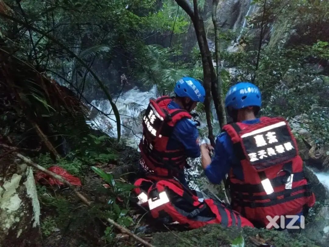 男子登山突发山洪被困，惠东蓝天救援队紧急救援！