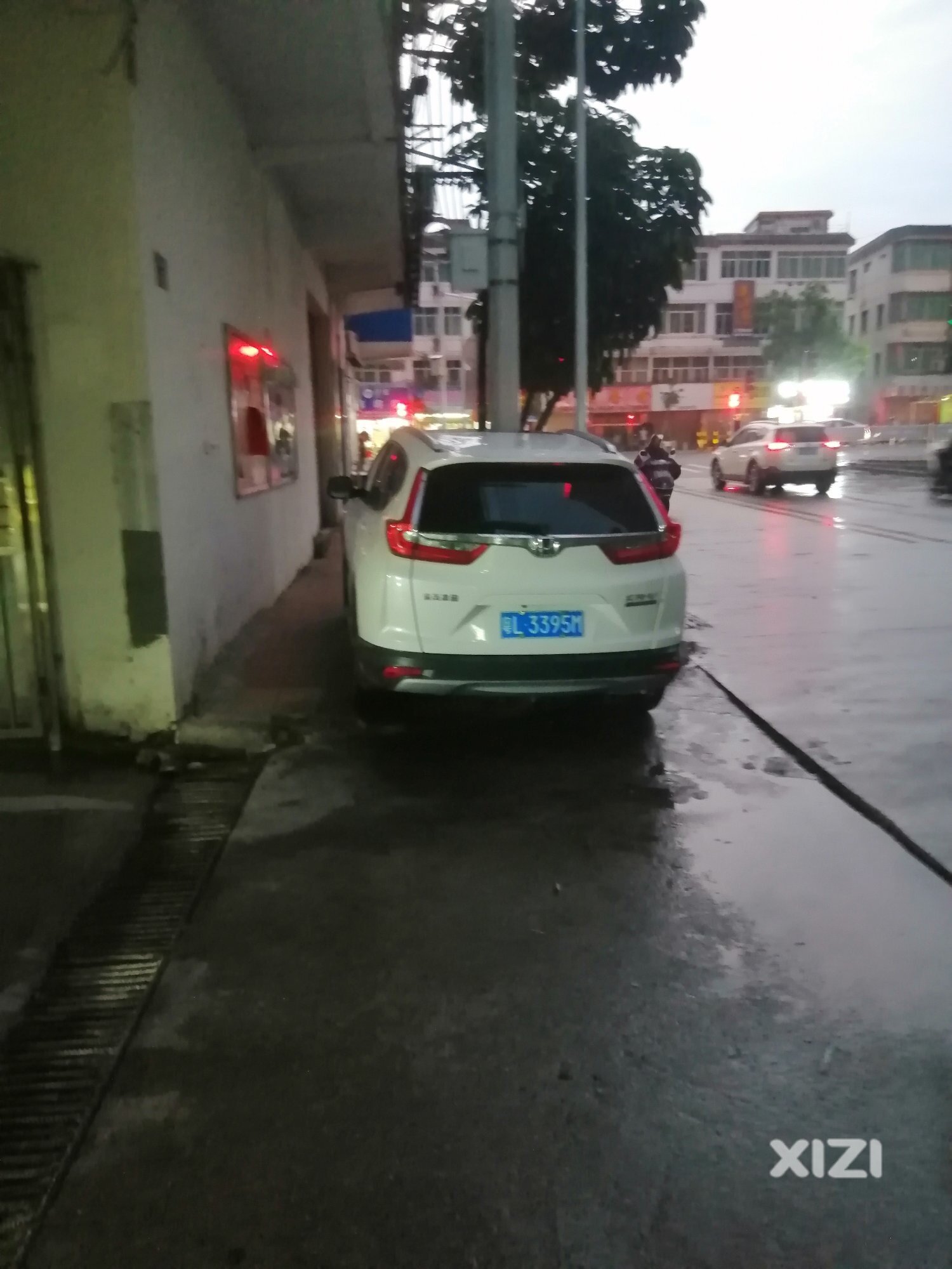 行人道不是用来停车的！