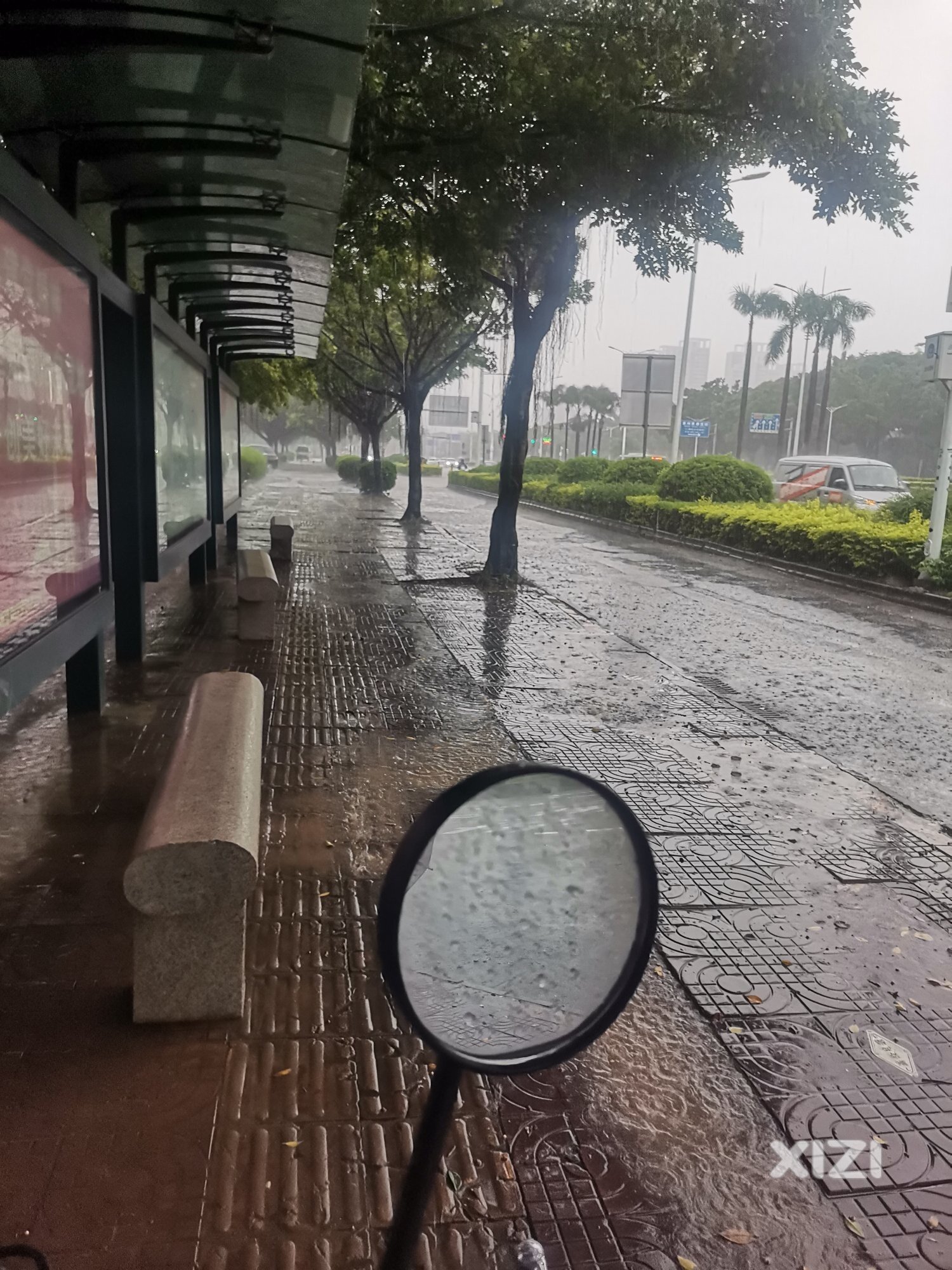 这样的公交站，下雨躲
