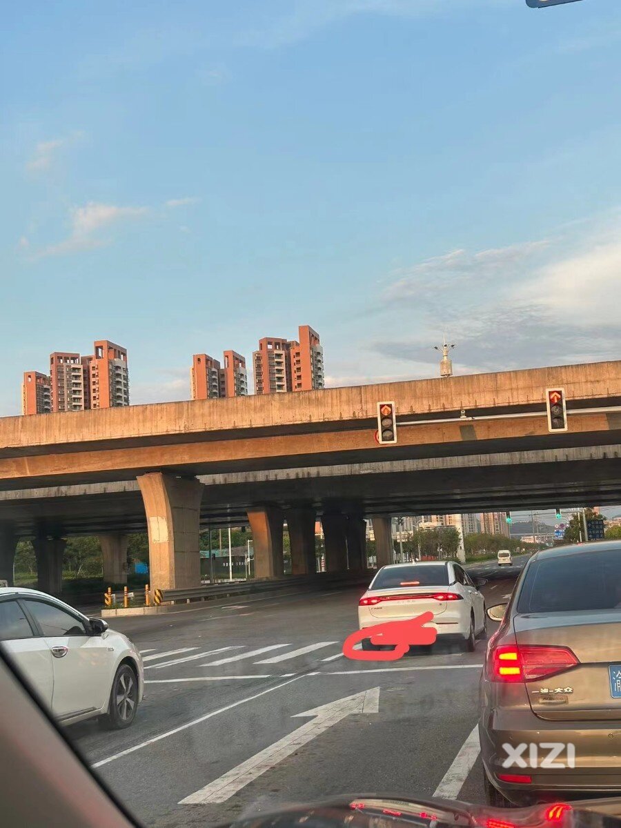 此地红路灯