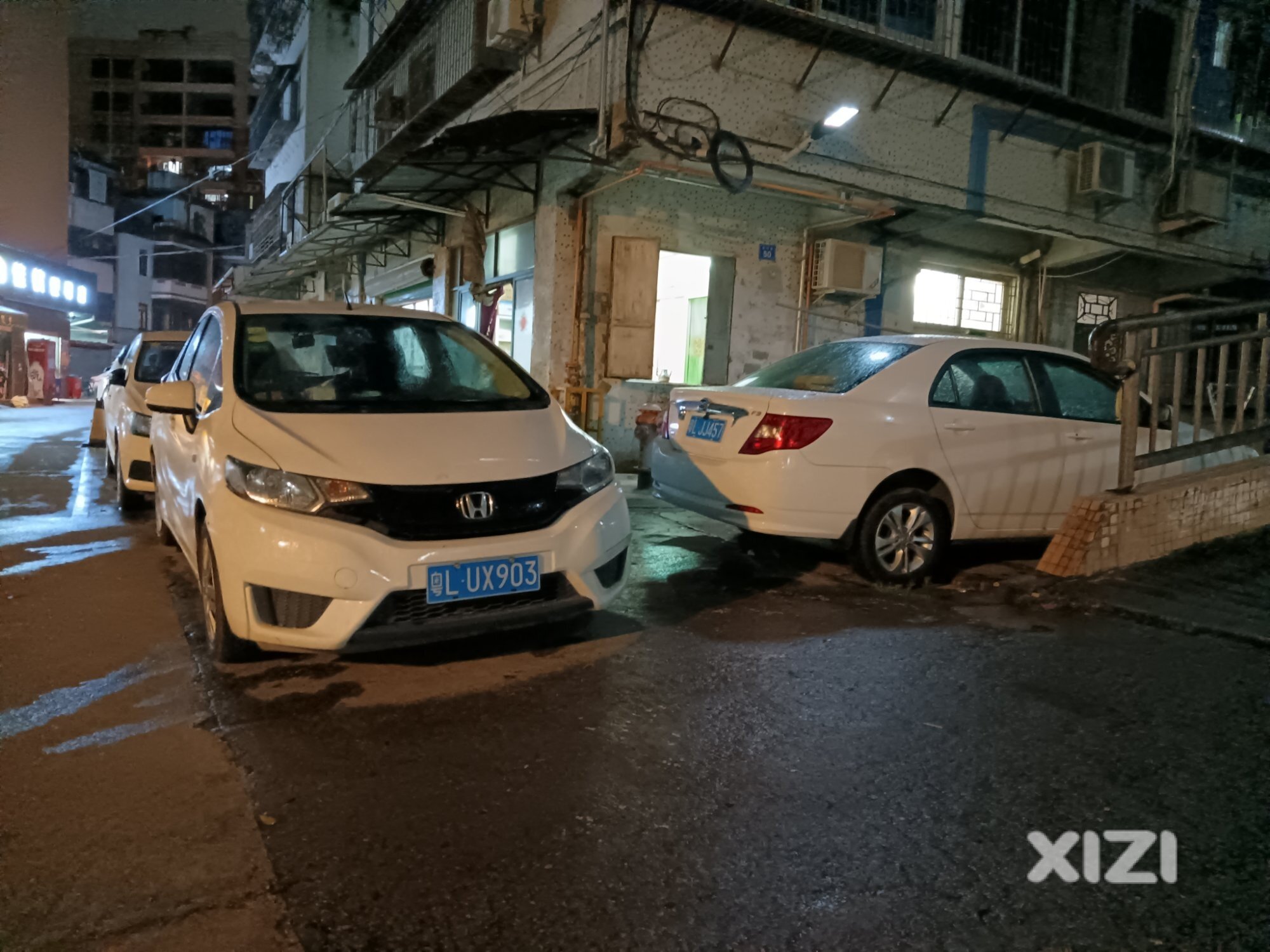 海员新村挡路口车