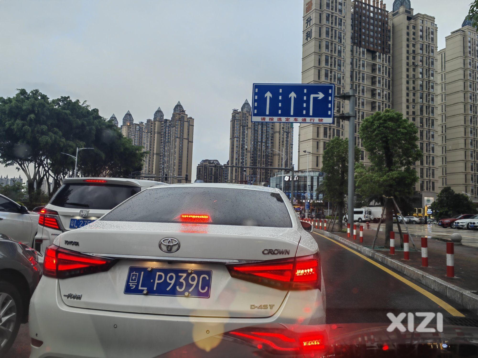 明明最右边是右转道，为什么要别人陪你等红灯！