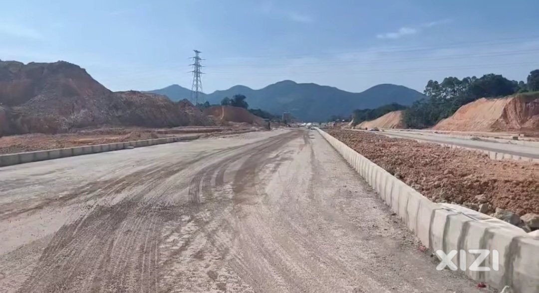 环城西路最新施工现场。：不再多说了。要是赶的话，真的很快就通车