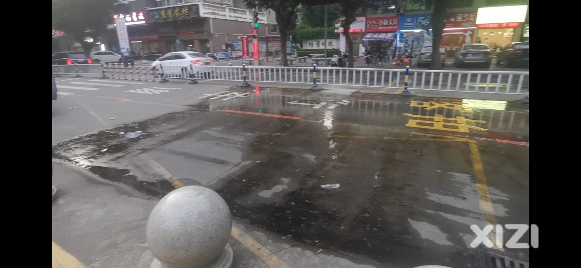 十小门口下水道爆了，