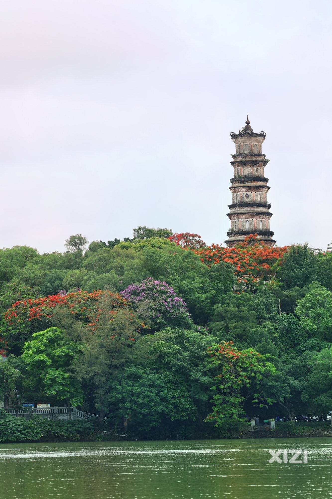 鹅城有泗州，淡妆浓抹