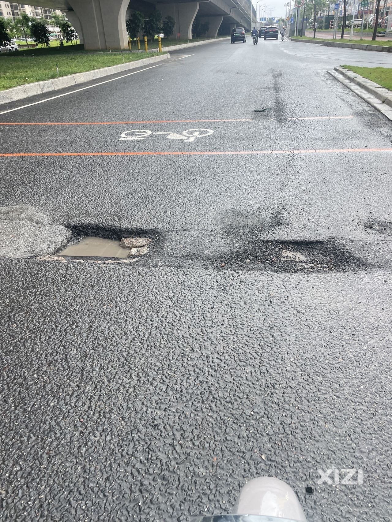金龙大道辅路坑洼至路人受伤