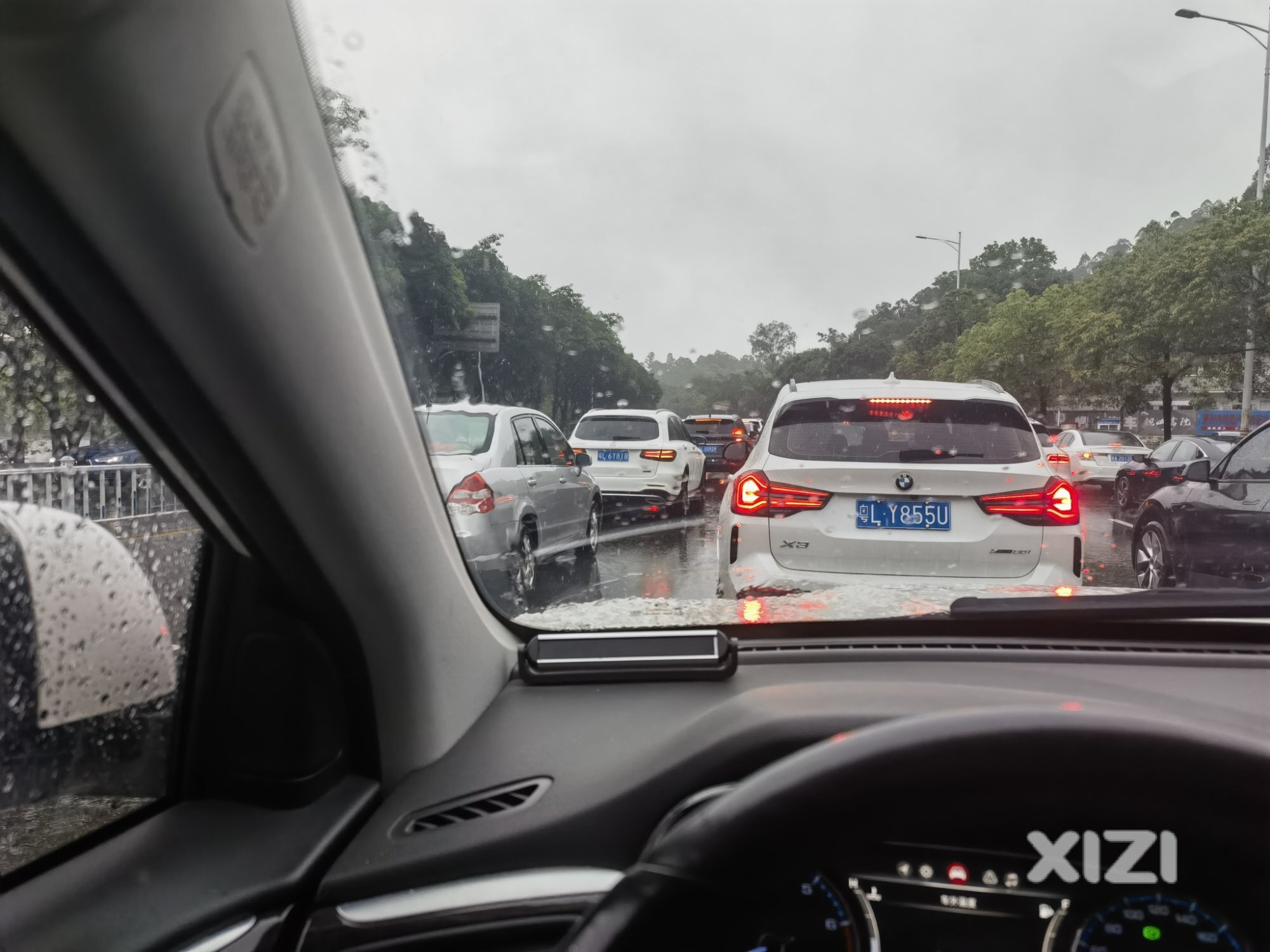 鳄湖路堵了一个小时了