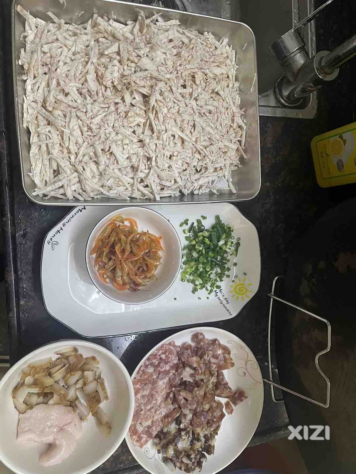 做了个芋头糕，好吃，但工序太复杂了