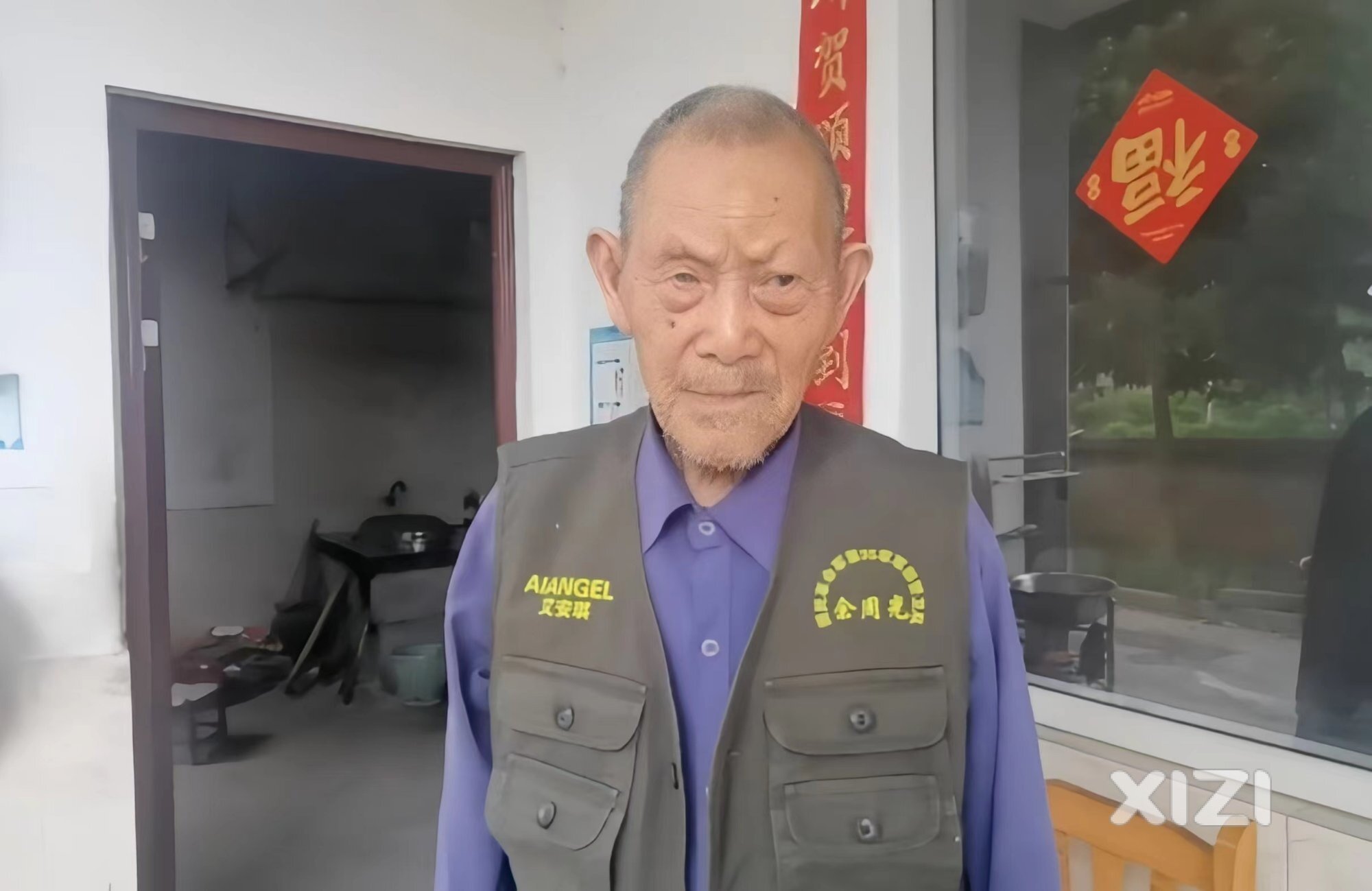 眉山志愿者深情探望抗战老兵余周光、王学亮，传承红色记忆