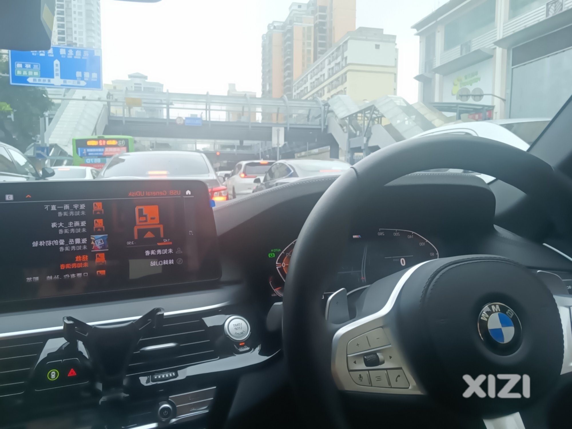 耗时一样的情况下，你们会选择开小车还是摩托车上班？