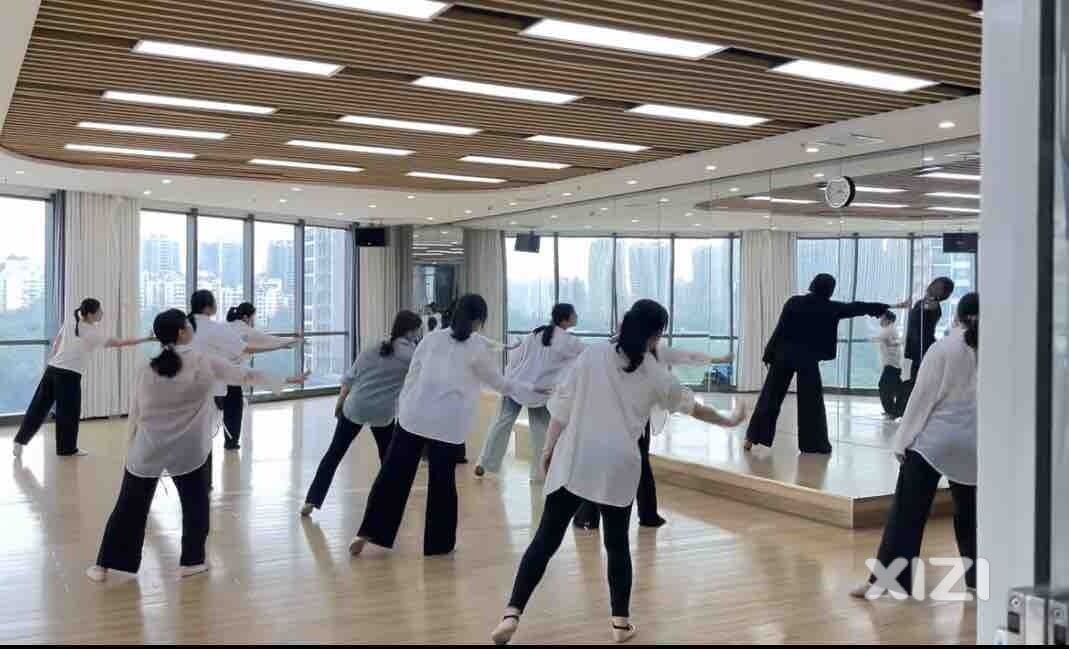 这个健身房也太大了吧！夏天适合锻炼