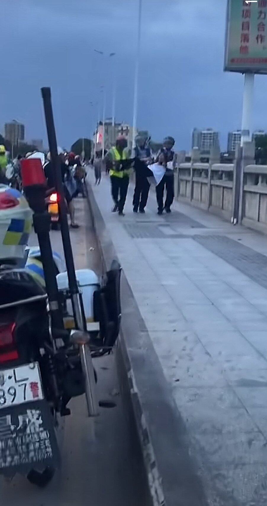 最近眼睛很黑