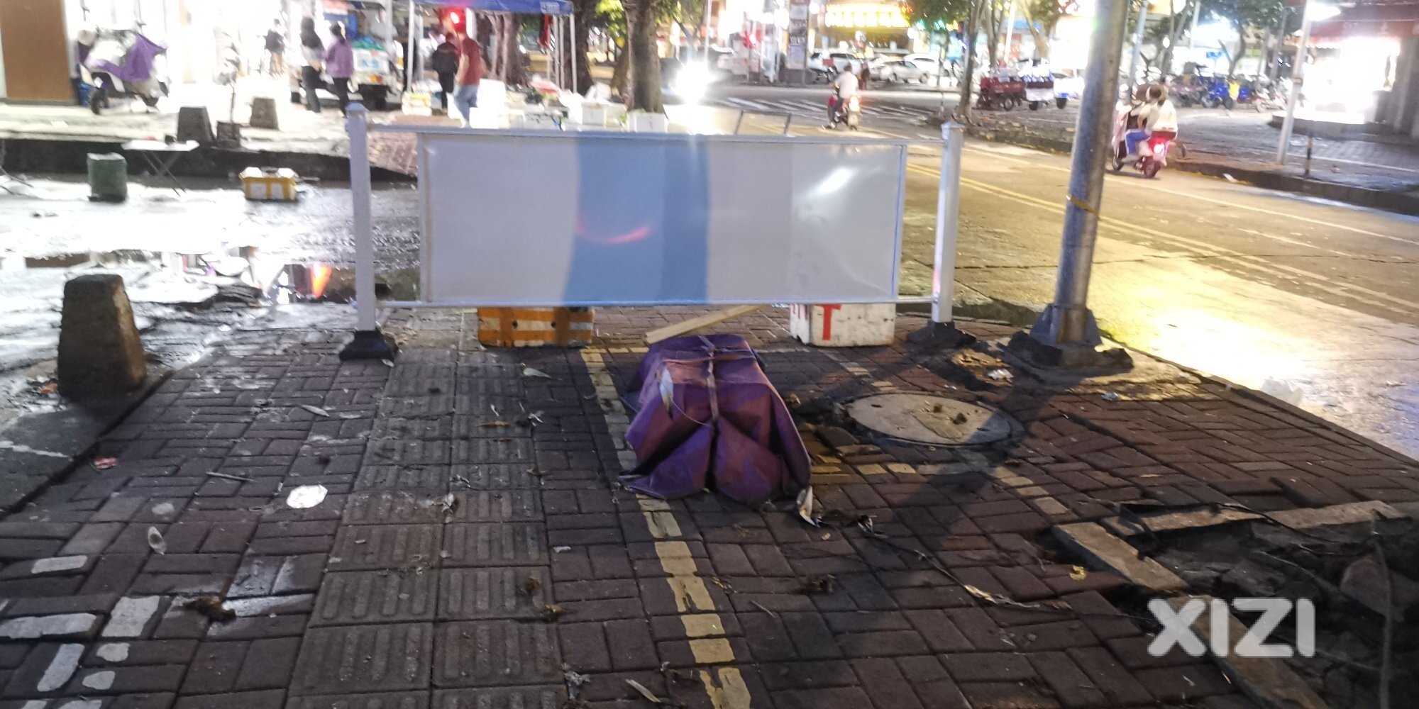 物业护栏装到人行道上，街道办居然视而不见，你敢相信吗？