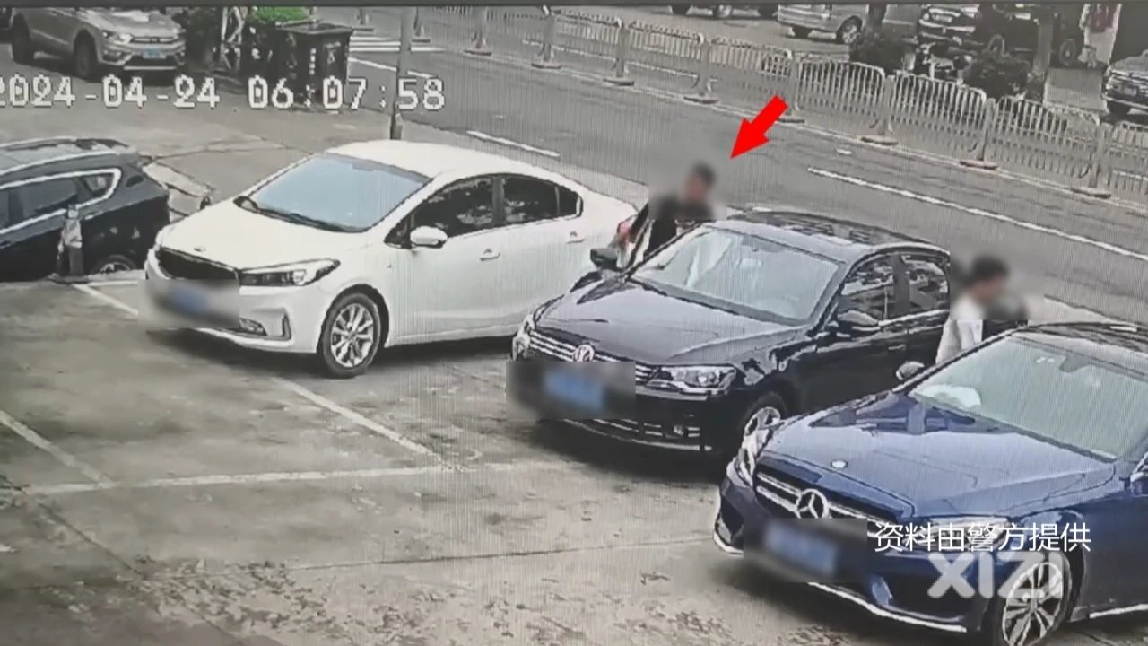 酒醉眼花上错车？男子顺手盗窃车内财物