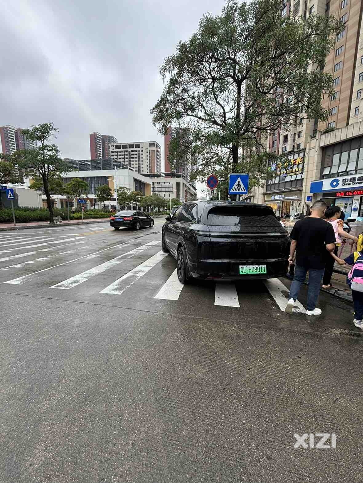 违停拍照的牌子感觉就像《免费停车》广告