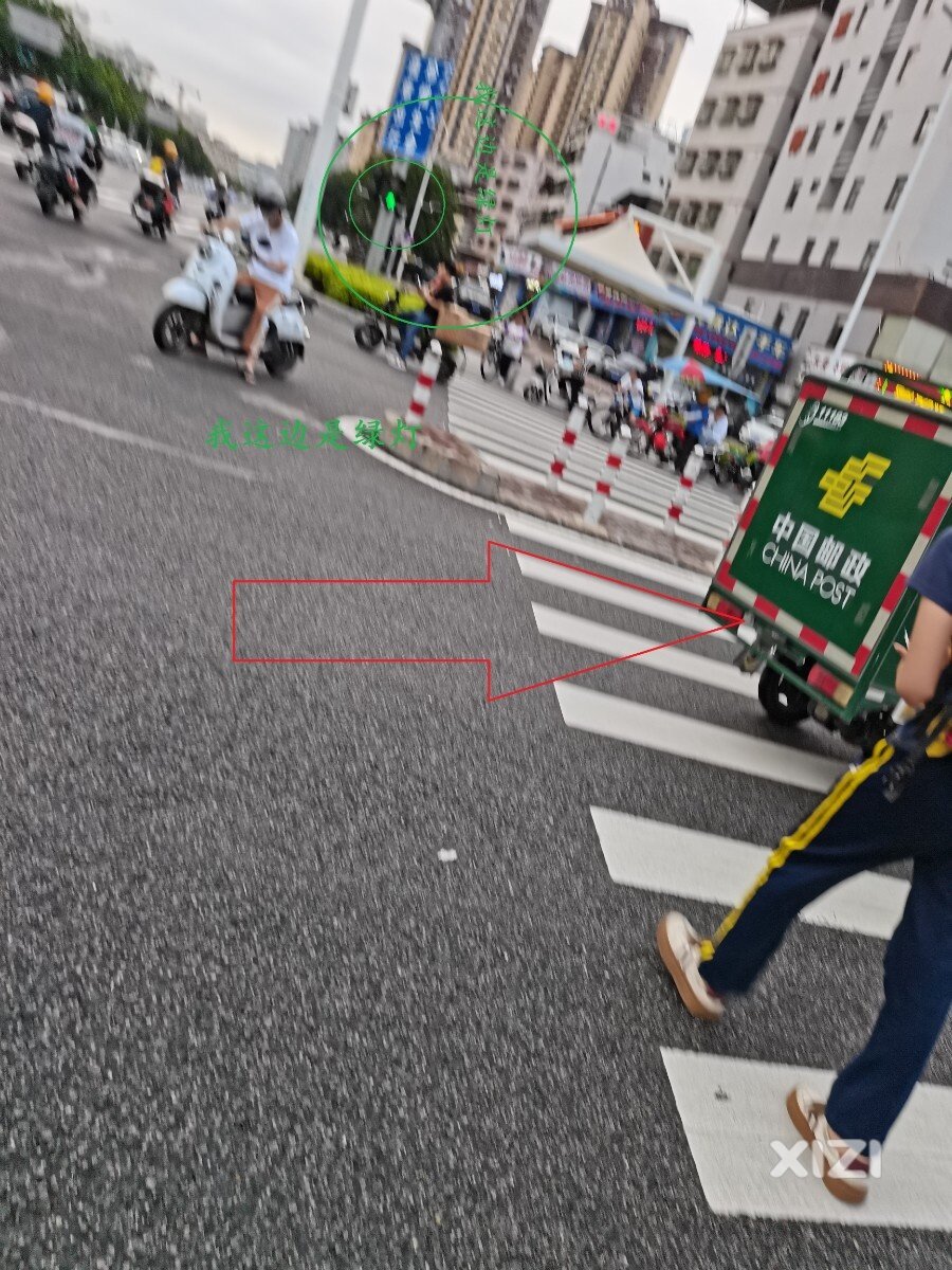 邮政的三轮车闯红灯