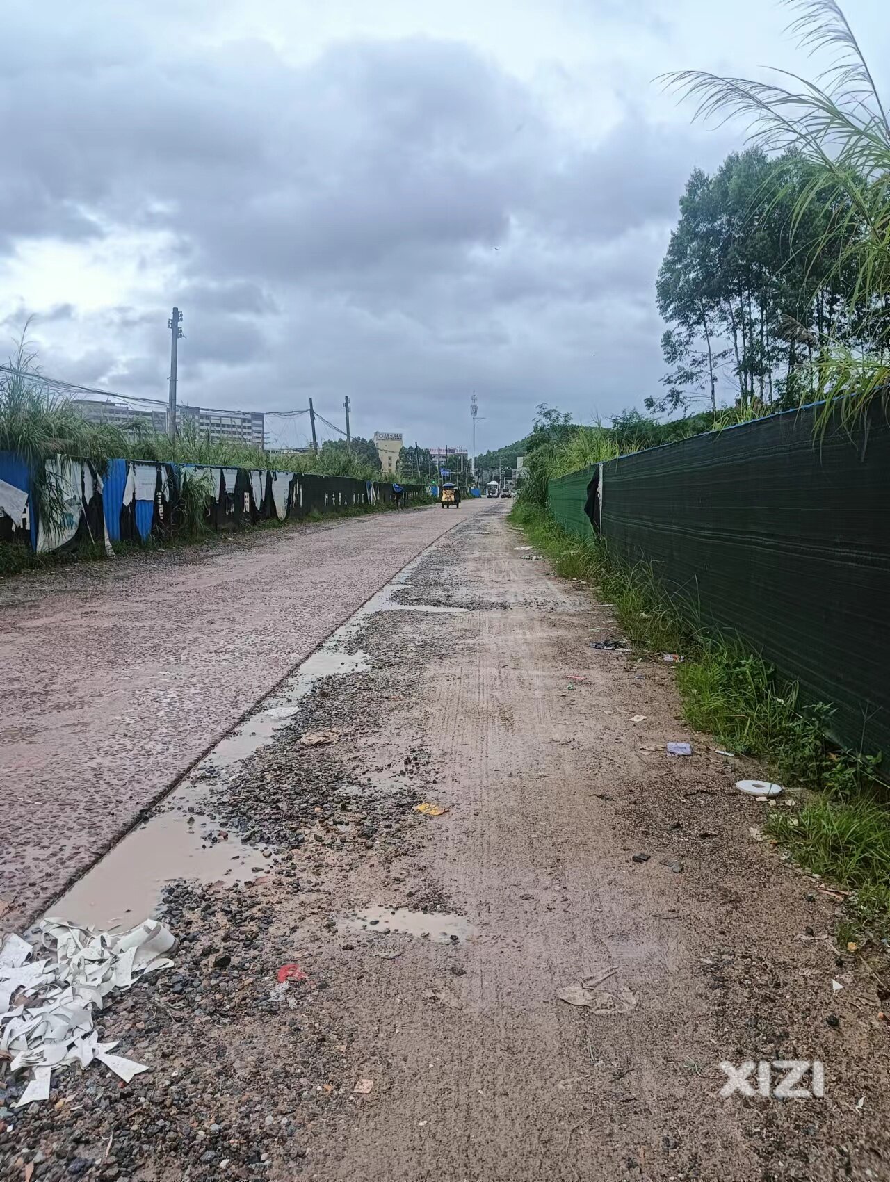 大岭镇前进街出环城北路去学校这条路一下雨坑坑洼洼，接送孩子十分不方便。
