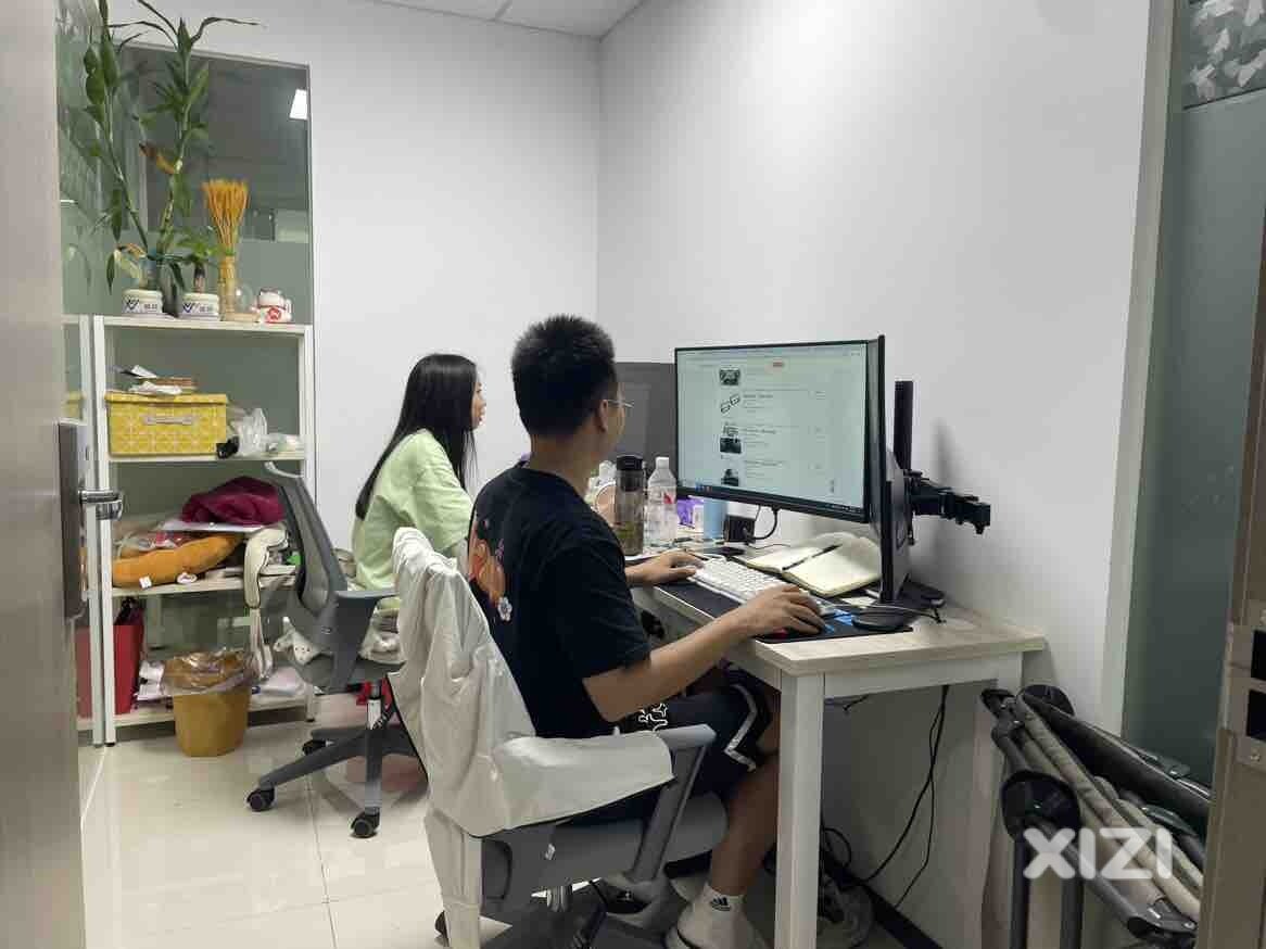 我的00后闺蜜说她以后要给我买法拉利