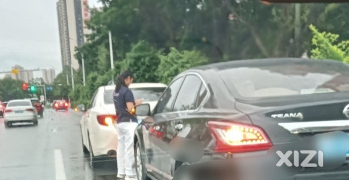 下雨天路滑小心开车！这里发生碰撞