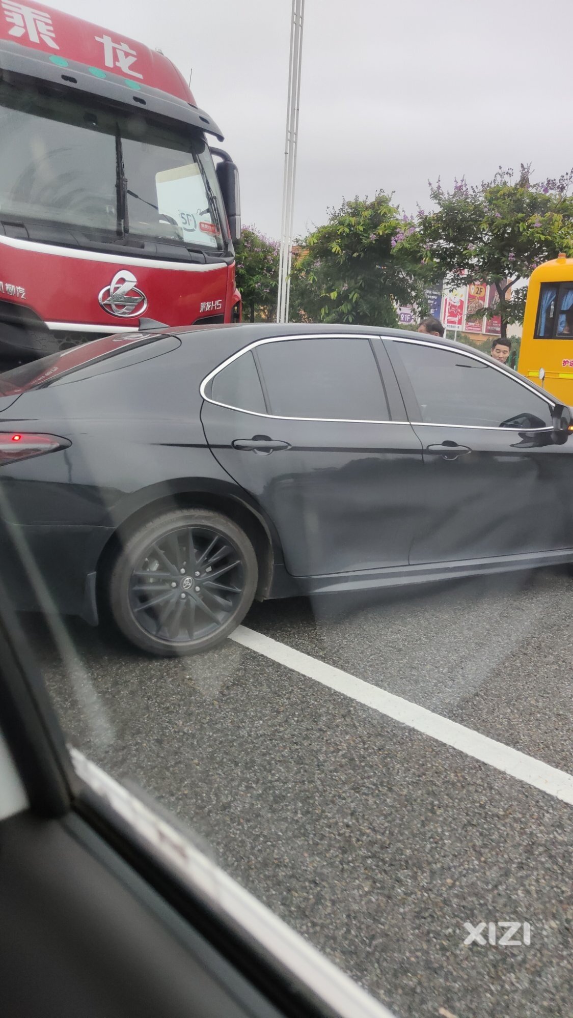 螳臂当车，大家开车要注意安全