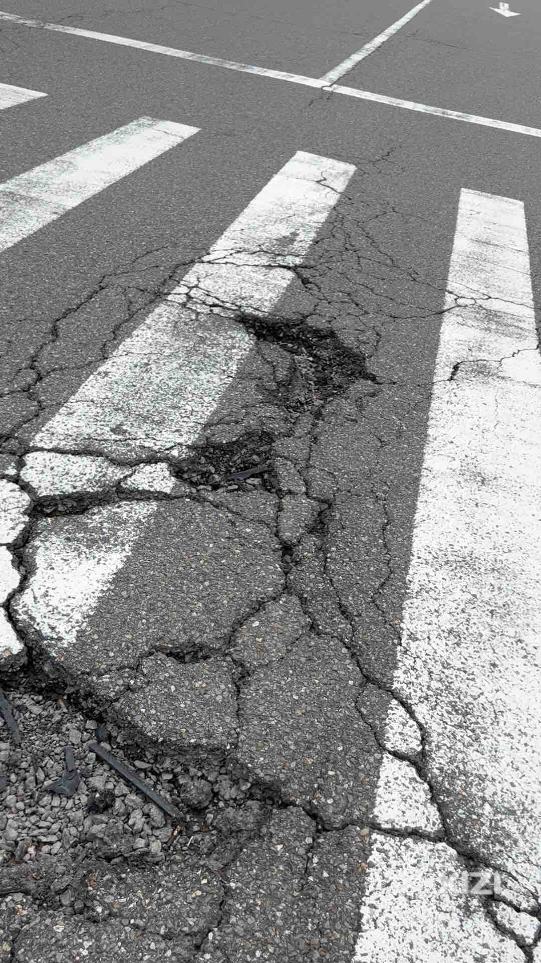四环南路公交站至山姆方向第一个人行斑马线路段路面损坏，望维护！