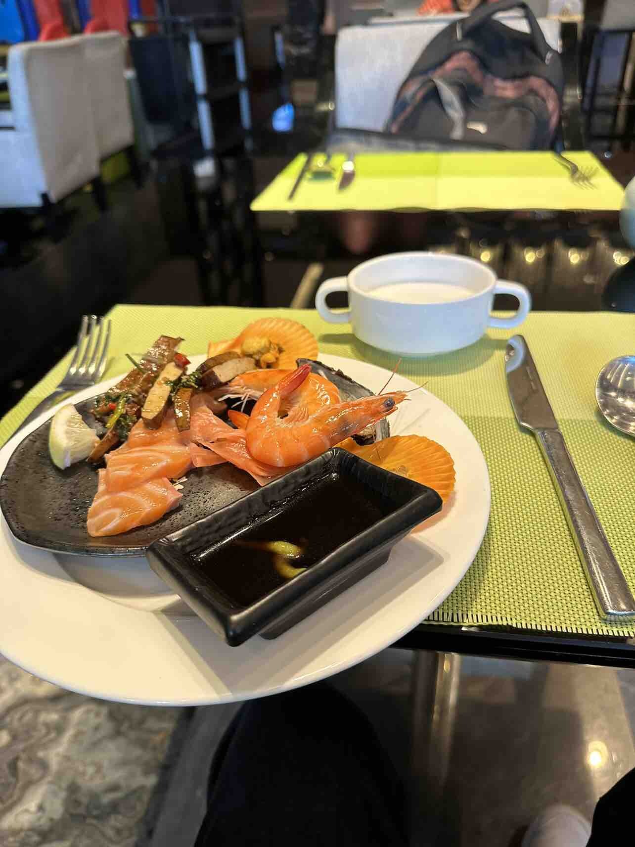 惠阳鱼片猪杂粥，美味，在街边发呆悠闲吃着，惬意