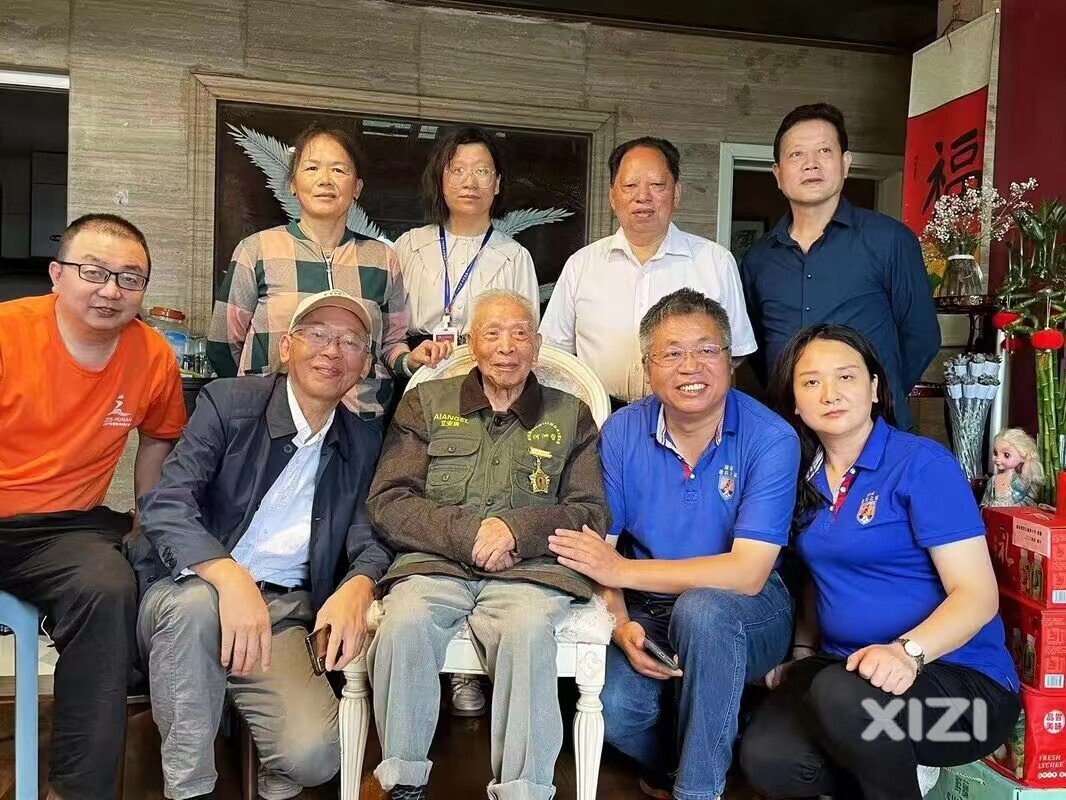 湖南长沙：为百岁抗战老兵何泗哲提前祝贺端午节
