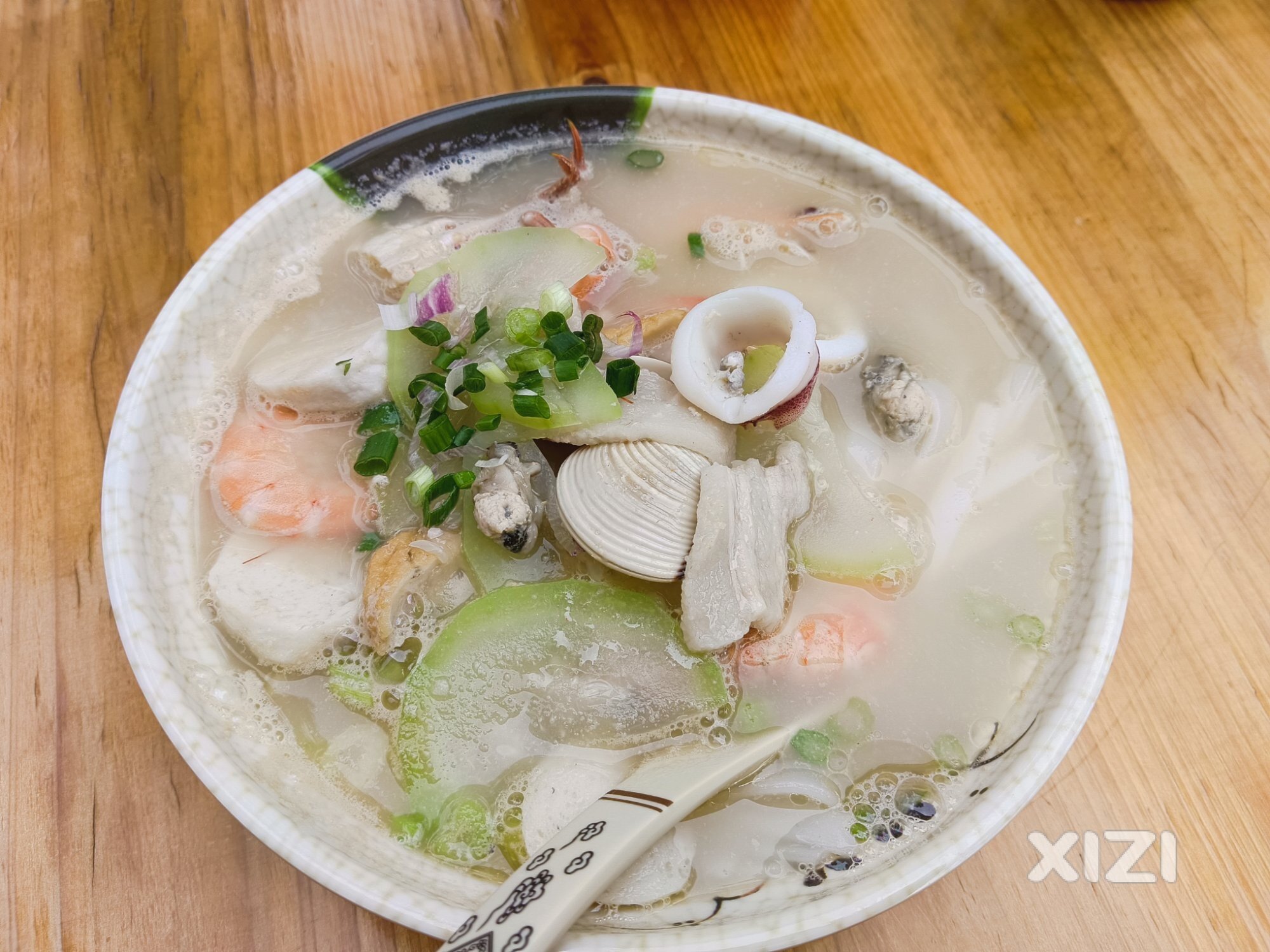 惠东美食~铁冲海鲜汤粉。比平海海鲜汤粉好吃。非常不足：不去虾线