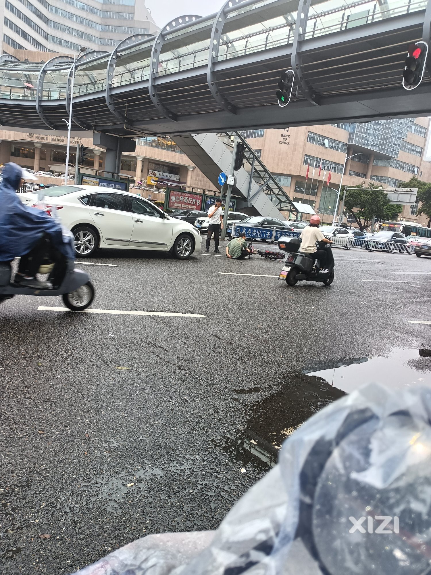 不带头盔闯红灯给车撞了