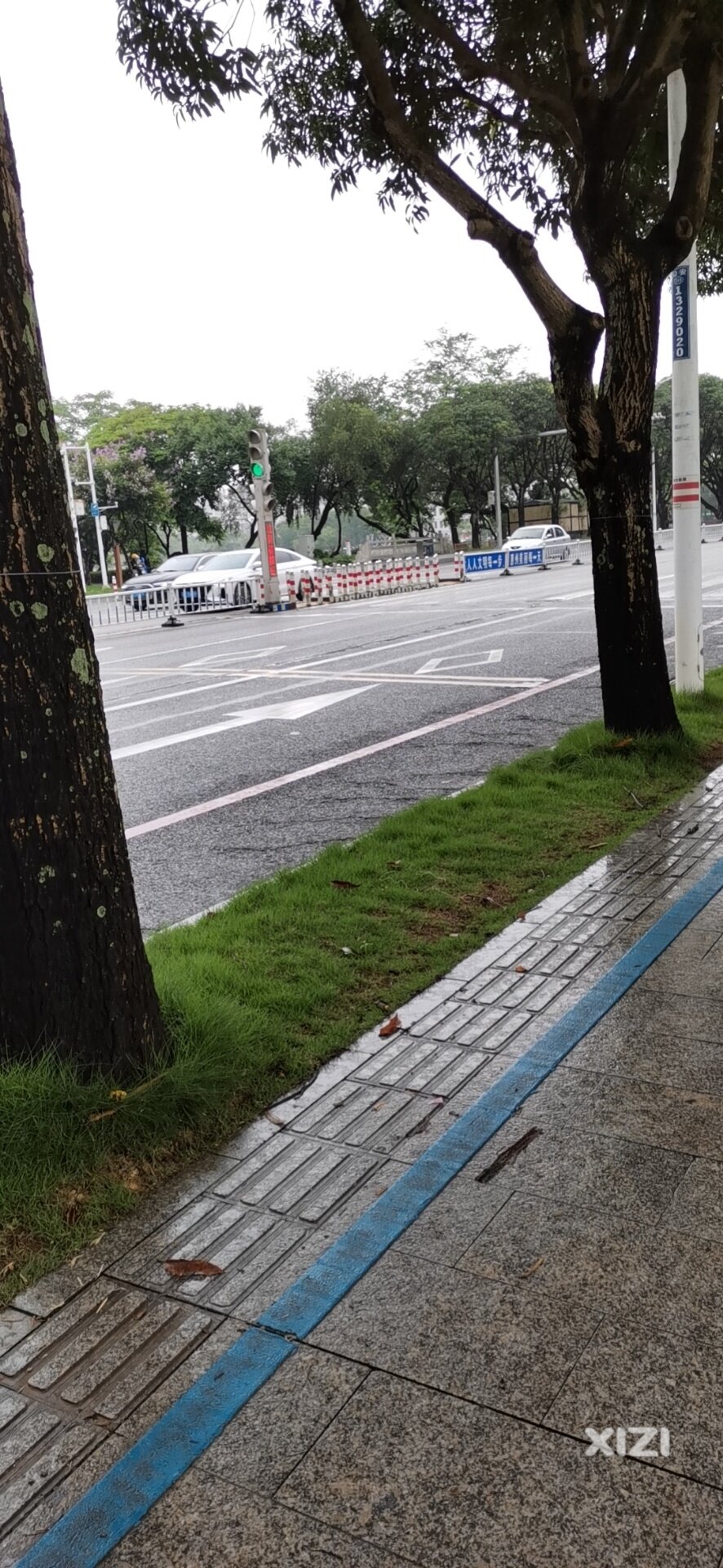 人行道，过马路的绿灯有故障