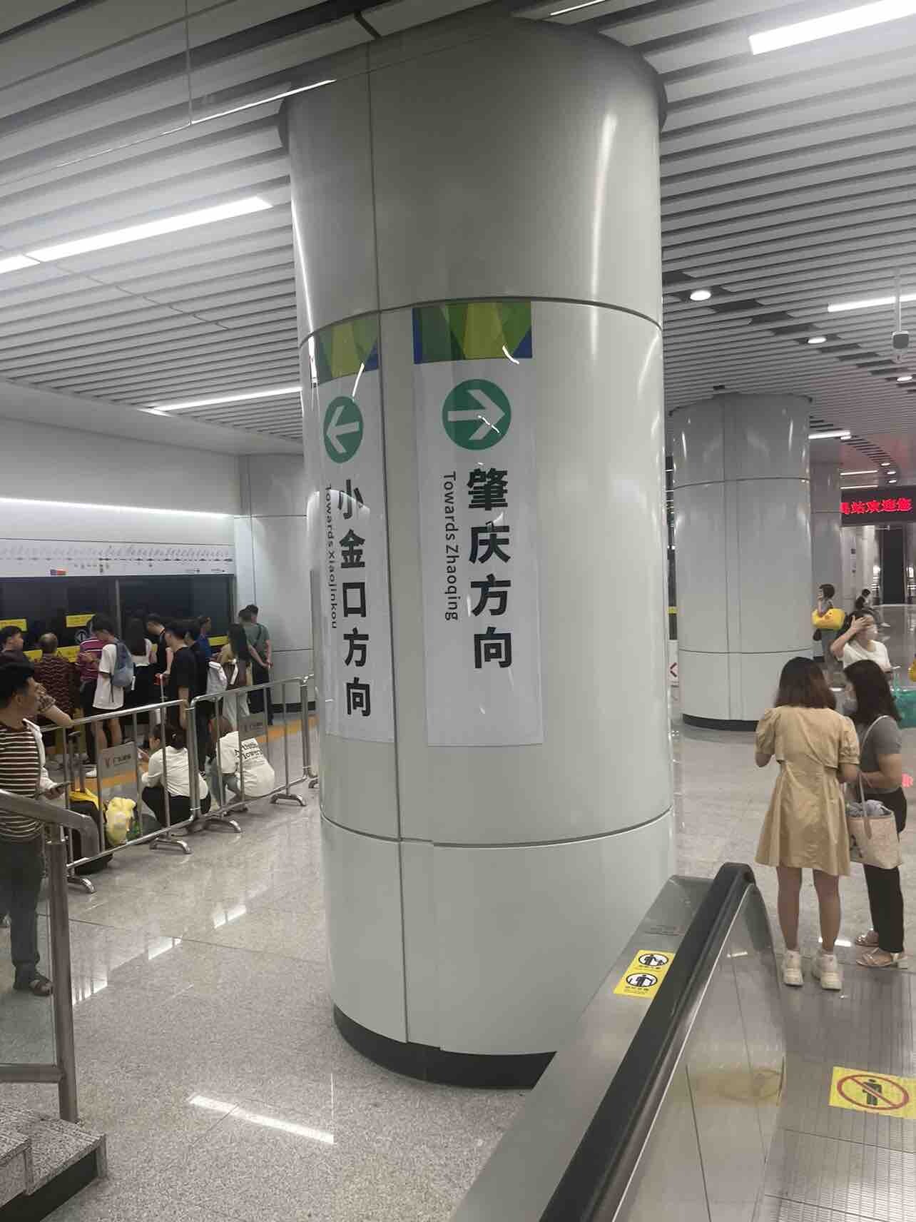 人挤人才是真的地铁