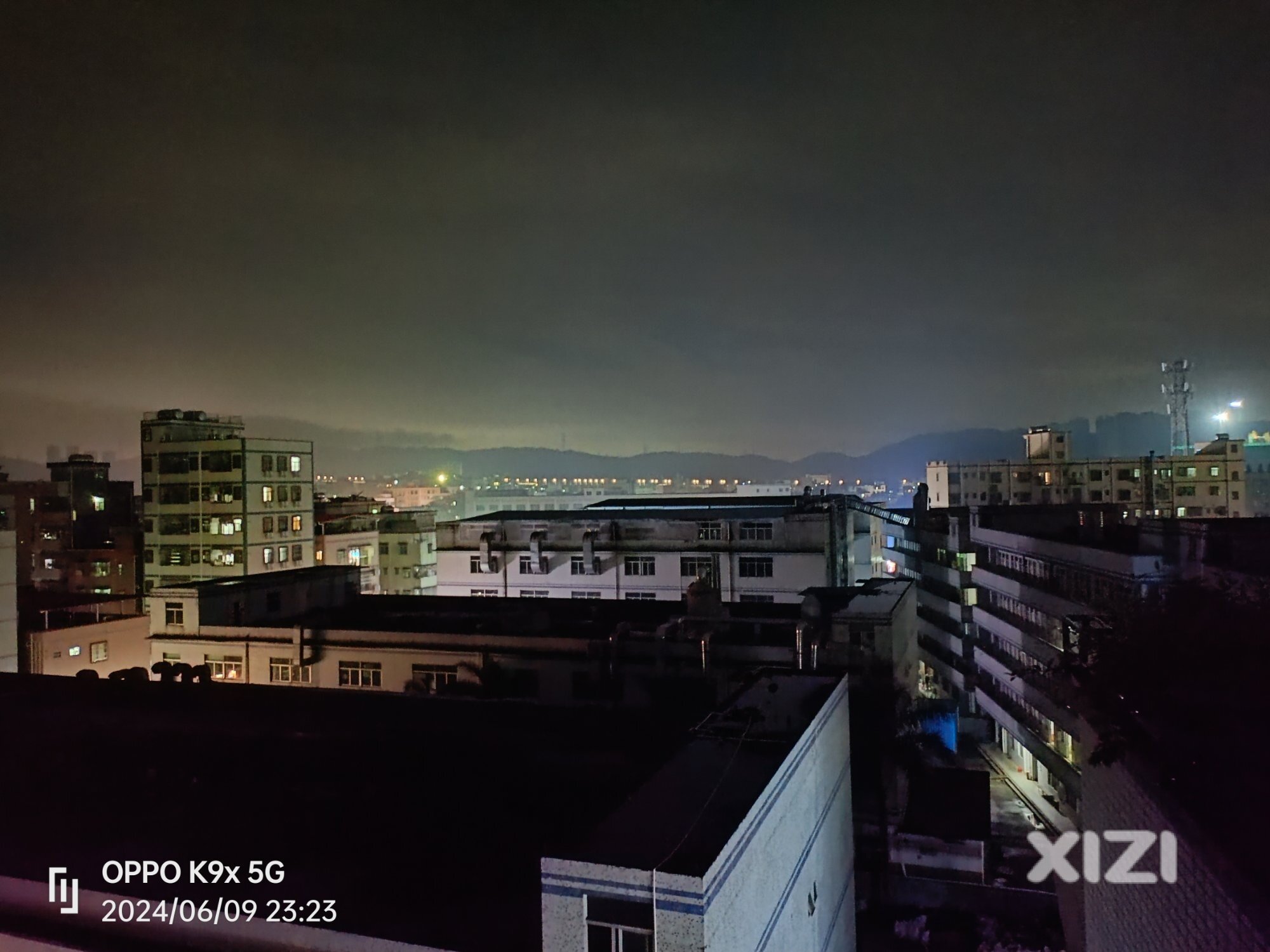 深夜远眺望红色干线路灯闪闪耀目